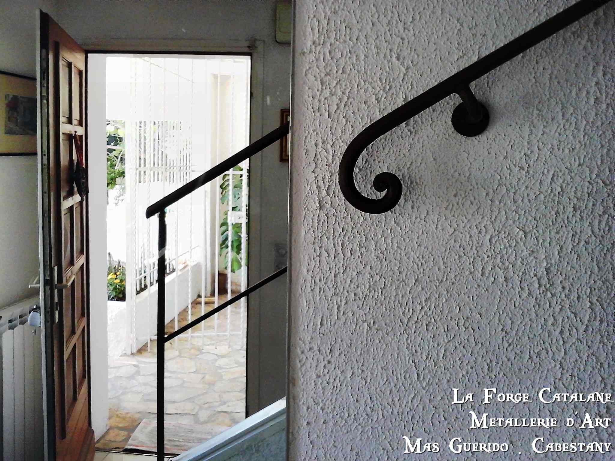 main courante avec crosse de finition en forme de volute forge catalane.jpg